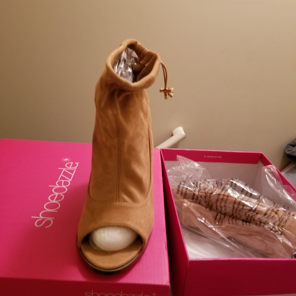 Shoe Dazzle Camel open toe booties